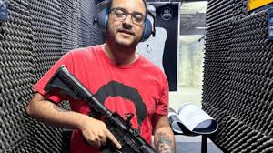 Presidente do PT no Rio posa com arma e camiseta de Lula