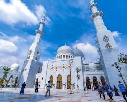 Gambar Pintu masuk Masjid Raya Sheikh Zayed Solo yang terbuka menyambut pengunjung