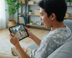 Image of seseorang memegang smartphone membuka aplikasi ewallet saldo minimalis gaming