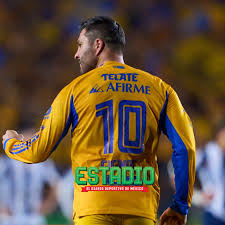 Duelo de leyendas: Gignac, a una asistencia de igualar el trono de Javier Aquino