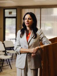 从Lubbock到奥斯汀：Gina Hinojosa 的南平原Swing Tour 如何改写2026德州州长选举的地理政治