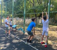 Terenul „fantomă” din București. Povestea unui loc de joacă inaugurat de primar, dar ajuns ruină pentru că oficial nu a existat