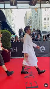 Hudson Williams Is on His Way to the Met Gala in a Bathrobe and Smokey Eyeshadow