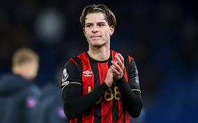 Gigantes da Premier League buscam contratação de meia inglês