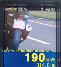 Motociclista flagrado a 190 km/h na Rodovia Marechal Rondon: excesso de velocidade em trecho com limite de 110 km/h