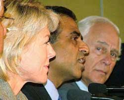 Sunil Bharti Mittal, Chairman and MD, Bharti Enterprises, flanked by Lady Lynn Forester de Rothschild, Director, ELRo Holdings, and Sir Evelyn de Rothschild ... - ind