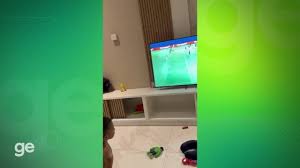 Gol com toque especial: Vitinho brilha no Fortaleza sob olhar do filho e seus super-heróis