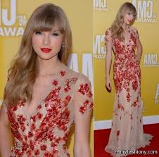Resultado de imagem para look da taylor swifter 2017