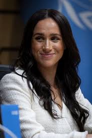 Jeans palazzo blancos y sandalias planas color café: Meghan Markle conquista el minimalismo en verano 2026