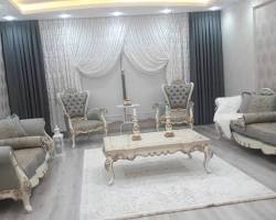 Klasik tarzda dekore edilmiş gösterişli bir salon görseli resmi