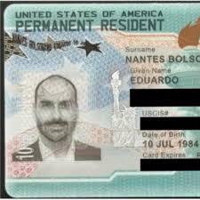 Condenado no Brasil e premiado com green card nos EUA, qual a pátria de Eduardo Bolsonaro?