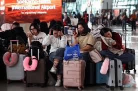 Ceniza volcánica interrumpe vuelos y deja a miles de pasajeros varados en Indonesia
