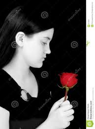 Rapariga bonita que olha Rosa vermelha de encontro ao preto - rapariga-bonita-que-olha-rosa-vermelha-de-encontro-ao-preto-251861