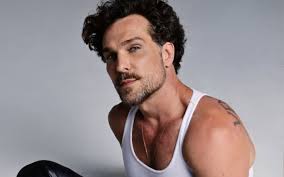 Igor Rickli precisou implorar para voltar a trabalhar em nova novela da Globo