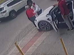 Idosa é empurrada após reclamar de carro estacionado na calçada em São José