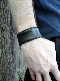 Résultat de recherche d'images pour "leather fitbit band"