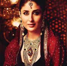 Kareena Kapoor in a traditional multi layer kundan set with emrald and ruby stone work. Image- Pinte - pg-2013410810215537315000-i