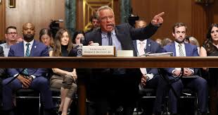 RFK Jr. Sous le Feu: Scandale Antivax et Limogeages Choc! - Imagen principal del artículo