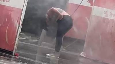 Düzce'de oto yıkamaya gelen kadın kendini tazyikli suyla yıkattı