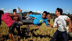 Budaya Adu Kaki di Toraja Images?q=tbn:ANd9GcR7oFkW8-dqIUZ6qqbNeiUZGxoIIoGYWuZLSleENNPlva1iYptr