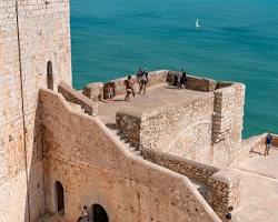 Peniscola castle and beach Spain (由 AI 生成)