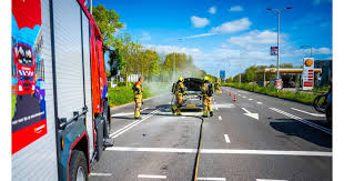 Auto vliegt al rijdend in brand op Eisenhowerlaan
