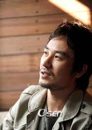 Ini dia aktor yang lahir di tahun macan dan merupakan aktor yang paling ditunggu-tunggu di tahun 2010, tahun macan putih. Please welcome: Uhm Tae Woong. - uhtae