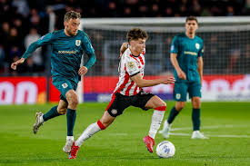 Kampioen PSV walst na rust over PEC heen en blijft op recordkoers