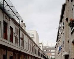 Image de vieux immeuble parisien cour intérieure étroite appartements serrés libre de droit
