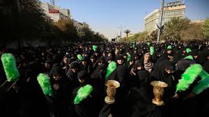 قم در قاب سوگ؛ حرکت دسته‌های عزاداری به سوی حرم کریمه اهل بیت (س)