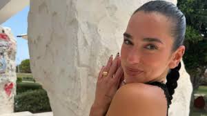 Dua Lipa abre álbum de viagem para a Espanha e aguarda aniversário: "Obcecada"