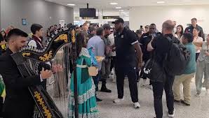 Com festa, Santos desembarca no Brasil para jogo no Paraguai pela Sul-Americana
