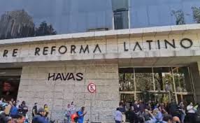 Muere mujer tras caer desde edificio en Paseo de la Reforma; investigan causas del incidente en CDMX