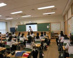 中学校の授業風景の画像