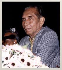 Tan Sri Abdul Samad Bin Idris dilahirkan pada 13 Oktober 1923 di Seri Menanti, Negeri Sembilan. Beliau mula mendapat pendidikan di Sekolah Melayu Seri ... - image_gallery%3Fimg_id%3D21832%26t%3D1398135941821