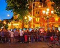 Image of street performers entertaining crowds at Leidseplein in Amsterdam