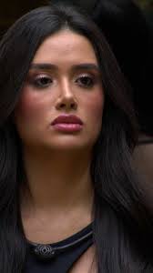 Juliette Freire, ex-BBB, com cabelo escuro e maquiagem marcante, em close-up.