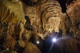 Resultado de imagen de PASILLOS DE CUEVA SUBTERRANEA