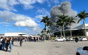 Incêndio de grandes proporções atinge fábrica têxtil em Itajaí