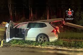 Carro e poste ficam destruídos após acidente em rodovia do DF
