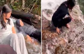 Video.- Corriente arrastra a mujer en cascada ante la mirada de sus amigos