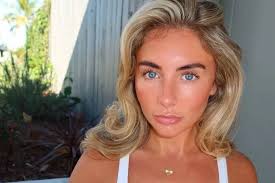 Bonnie Blue Sparks Outrage with "Dogging Tour" and провокативные Stunts