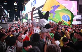 ¡ERA REAL! Canal de TV le paga a dos jóvenes por ver los partidos del Mundial 2026
