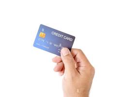 person holding a credit card resmi