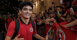 Gilberto Mora desata la locura en su llegada a Guadalajara