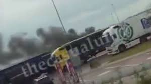 Incrível: torcedores do Ajax incendeiam carro de torcedores do Feyenoord a caminho de Zwolle