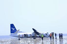 Avião com 55 a bordo perde o controle, sai da pista e pousa em praia Vídeo