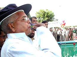 RJD chief Laloo Prasad blows a whistle to inaugurate a swimming pool on the Moinul Haq ... - nat4