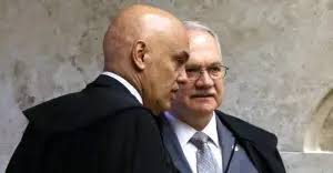 Fachin arquiva pedido de investigação e afastamento de Moraes do cargo