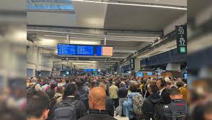 Gare Montparnasse: Bloc de Béton Cause Chaos! Retards Massifs!
